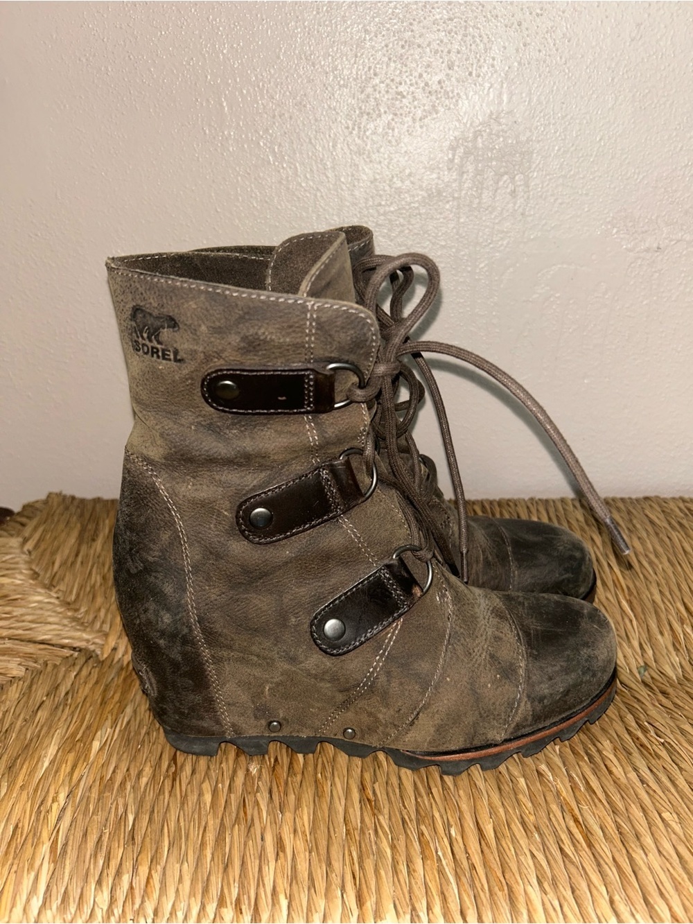 Sorel Boots Womens SZ 7 Brown Joan Of Artic Wedge Mid Leather Ankle Distressed